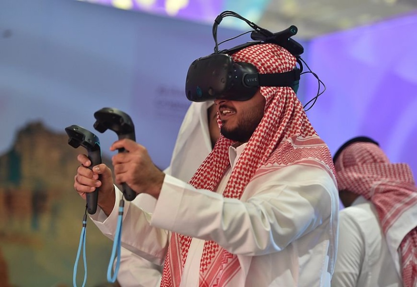 "شواهيق" يستخدم تقنية الهولجرام الثلاثي الأبعاد لطير الشاهين في معرض الصقور ويحاكي تجربة الصيد بالـ VR