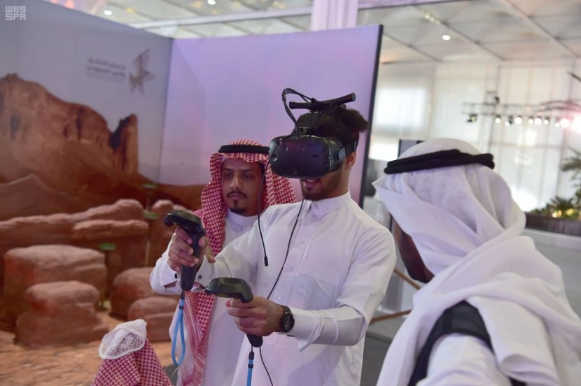"شواهيق" يستخدم تقنية الهولجرام الثلاثي الأبعاد لطير الشاهين في معرض الصقور ويحاكي تجربة الصيد بالـ VR