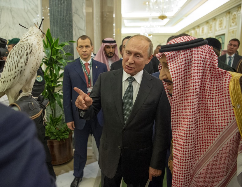 هدايا تذكارية بين الملك سلمان والرئيس بوتين.. صقر ولوحة فنية 