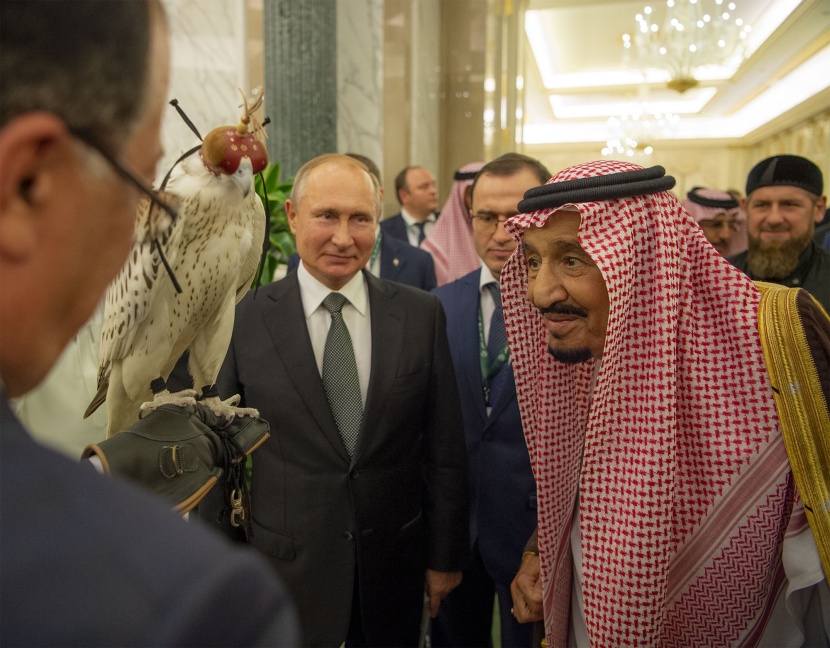هدايا تذكارية بين الملك سلمان والرئيس بوتين.. صقر ولوحة فنية 