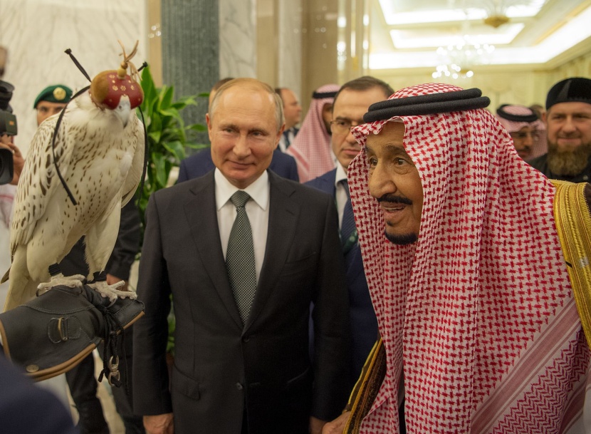 هدايا تذكارية بين الملك سلمان والرئيس بوتين.. صقر ولوحة فنية 