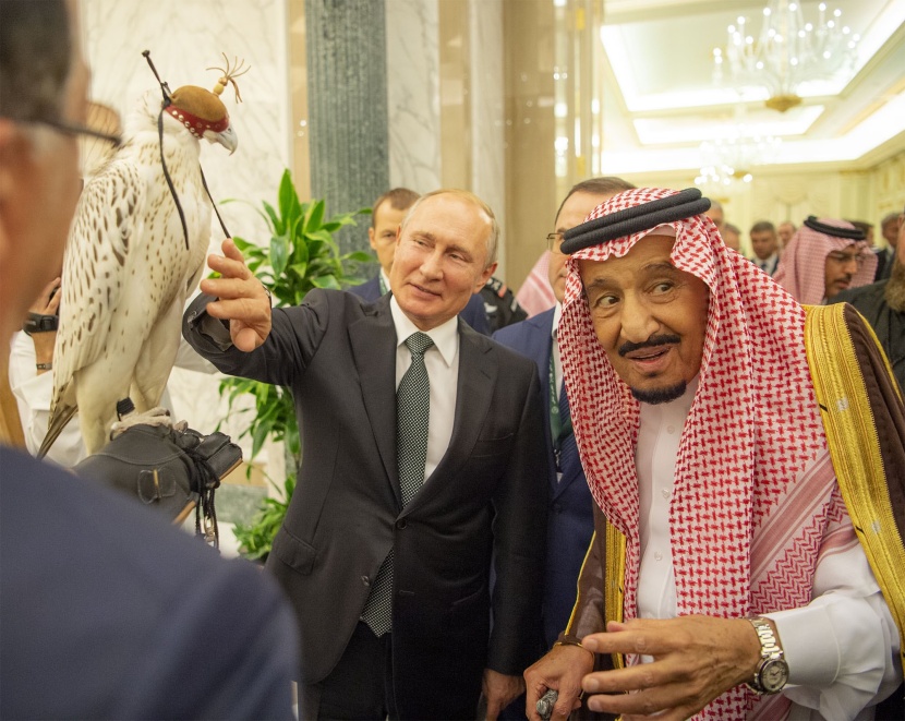 هدايا تذكارية بين الملك سلمان والرئيس بوتين.. صقر ولوحة فنية 