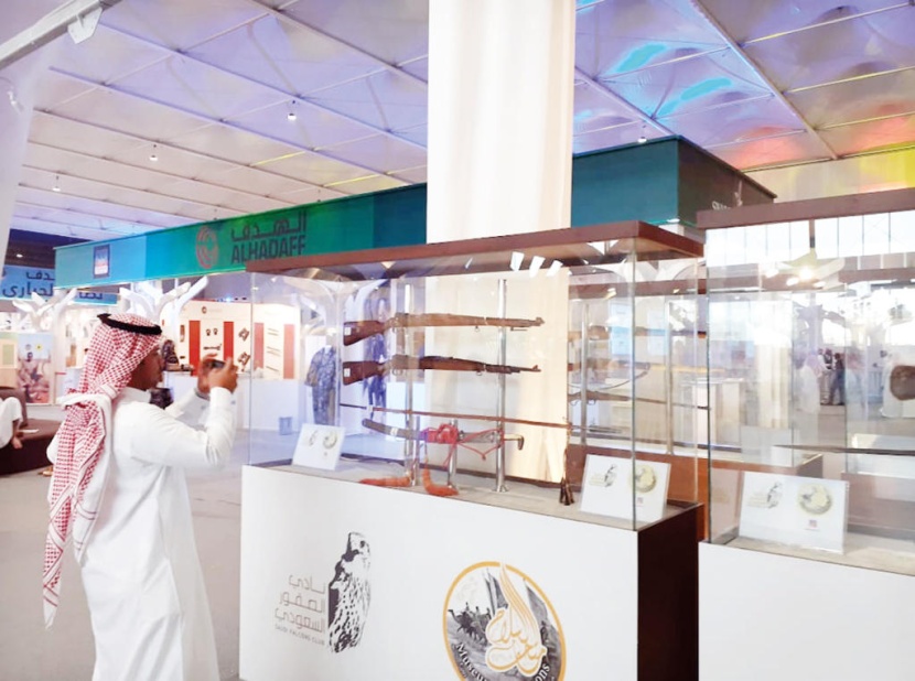 أسلحة الدولة السعودية الأولى تجذب زوار معرض الصقور