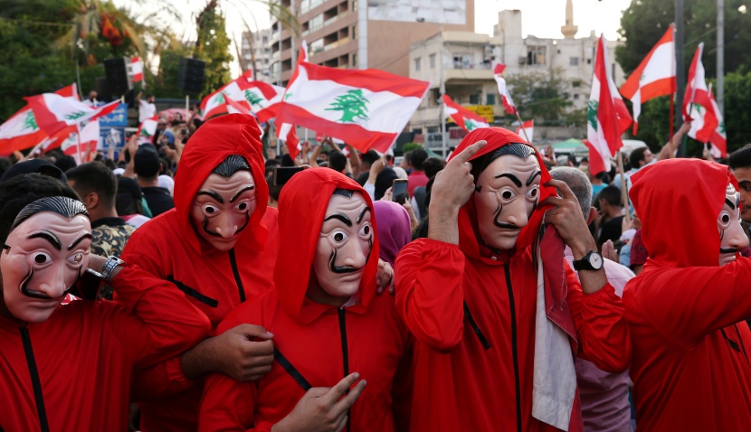 الاحتجاجات المتواصلة تجبر لبنان على إغلاق البنوك غدا الاثنين