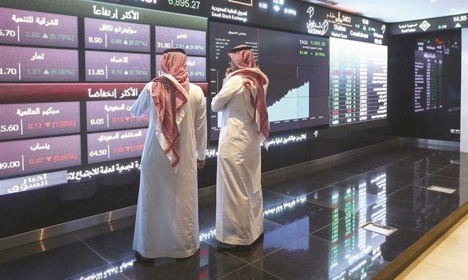 الأسهم السعودية تغلق على مكاسب تجاوزت 100 نقطة .. وقطاع "البنوك" يرتفع 2.7%