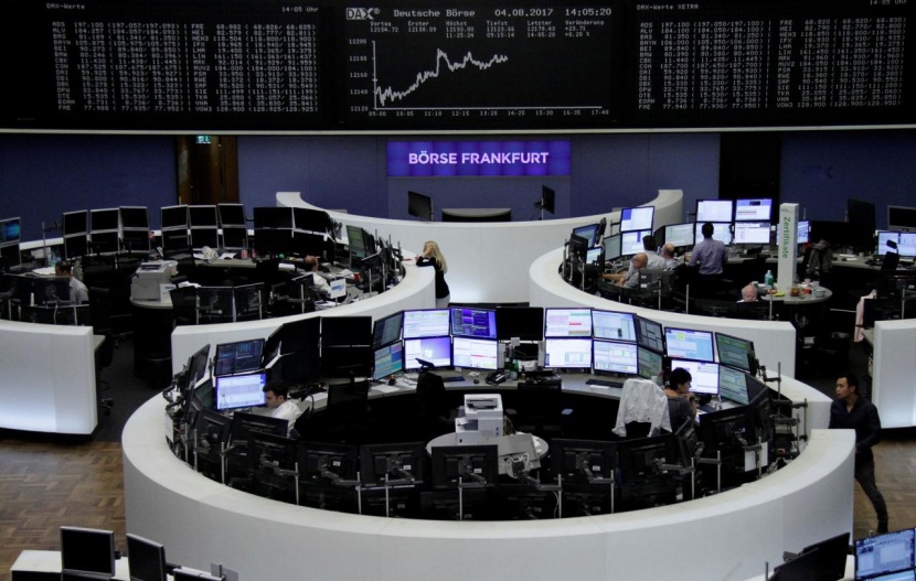 الأسهم الأوروبية تتراجع من قرب أعلى مستوى في عامين