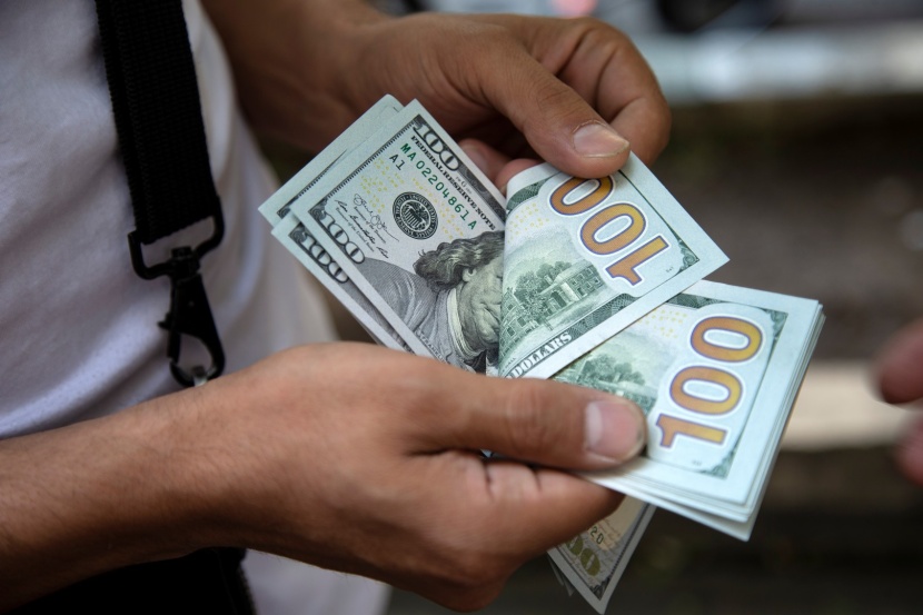 الدولار يسجل تحركات محدودة والاسترليني يصعد