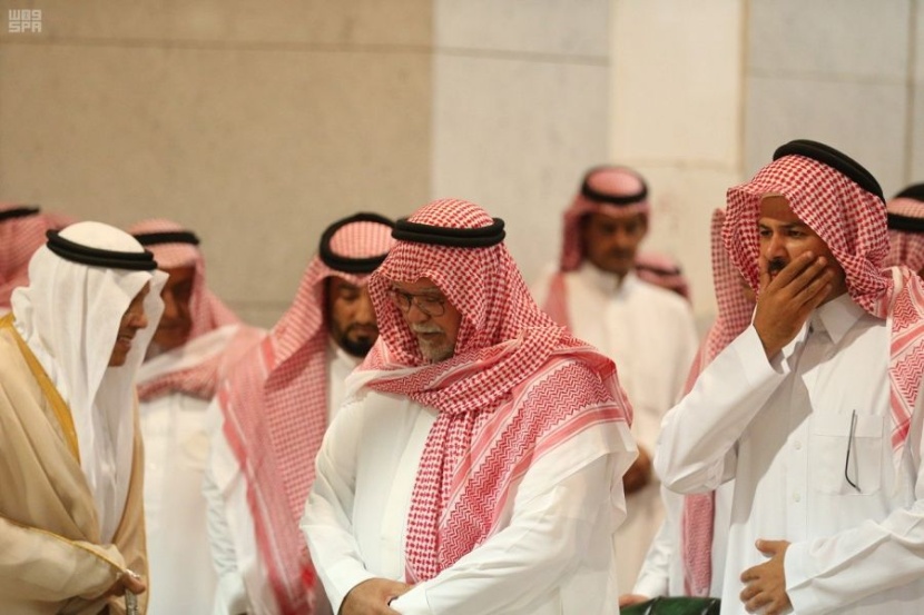 أمير مكة يؤدي صلاة الميت على والدة الأمير بندر بن سلطان 