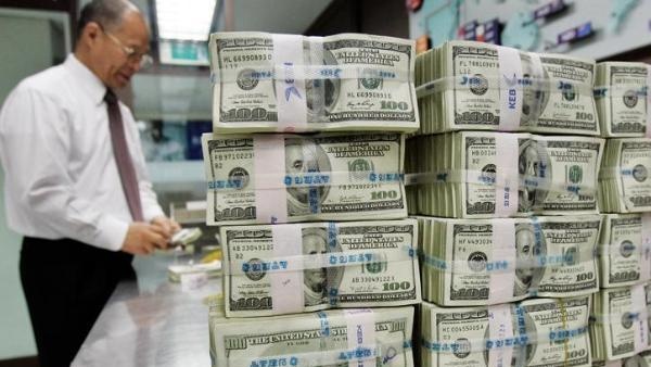 روسيا تنفذ عملية إنهاء «الدولرة» بخفض حصة العملة الأمريكية لمصلحة اليوان