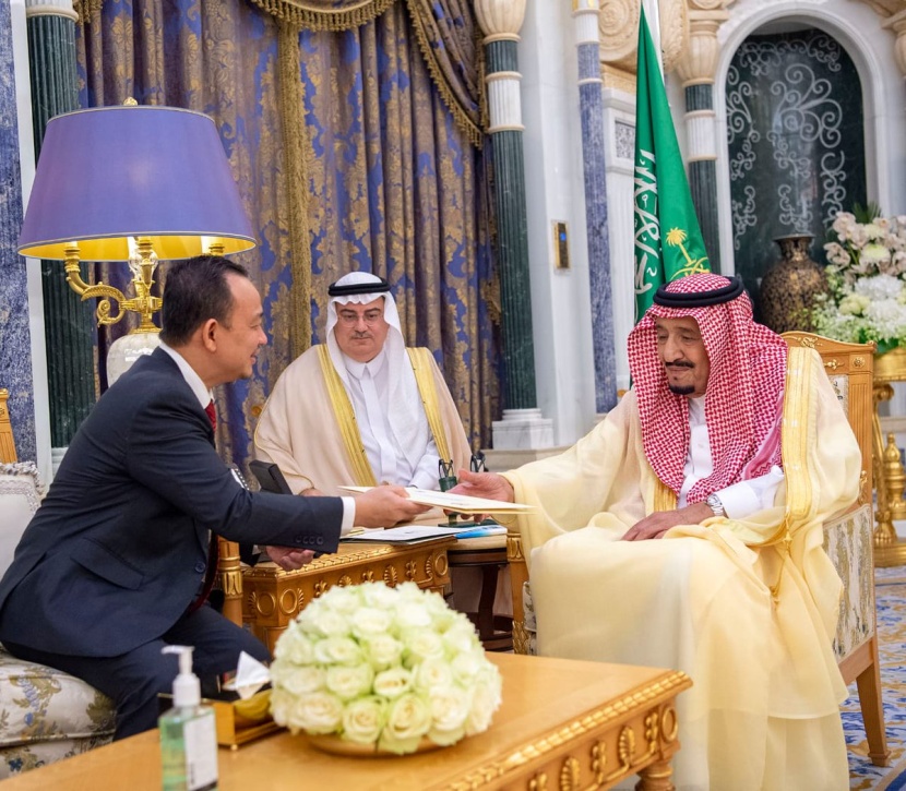 خادم الحرمين الشريفين يتسلم رسالة من رئيس وزراء ماليزيا