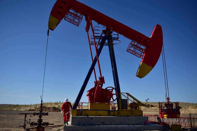 أسعار النفط مستقرة ترقبا لبيانات المخزونات الأمريكية