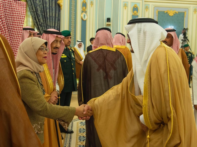 الملك يعقد جلسة مباحثات مع رئيسة سنغافورة .. ويسلمها قلادة الملك عبدالعزيز