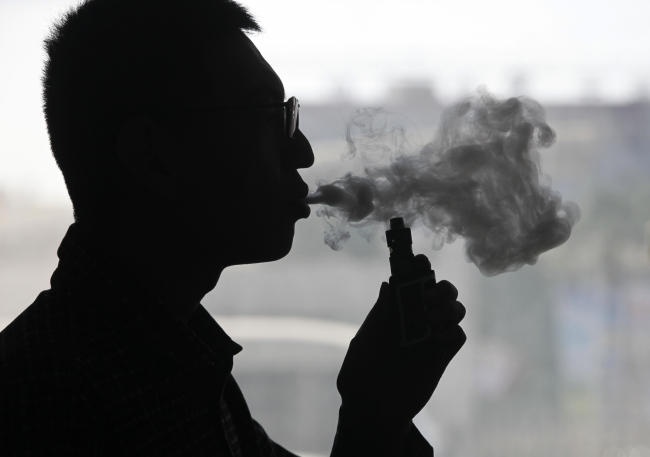 هيئات صينية تدعو إلى فرض حظر على التدخين الإلكتروني في الأماكن العامة