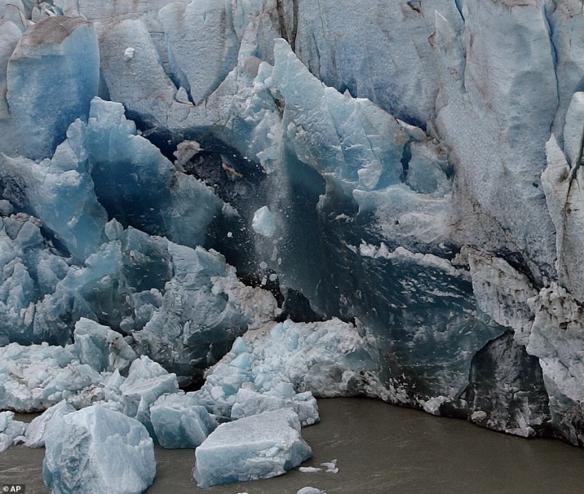 التغير المناخي يخفض كتلة أسمك نهر جليدي في العالم