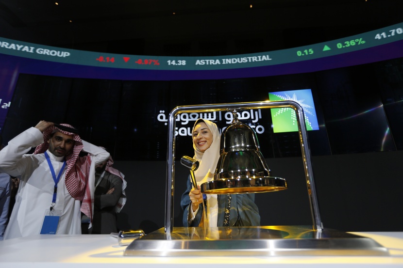قصة مصورة : سهم أرامكو يرتفع بالنسبة القصوى في أول أيام إدراجه في السوق السعودية