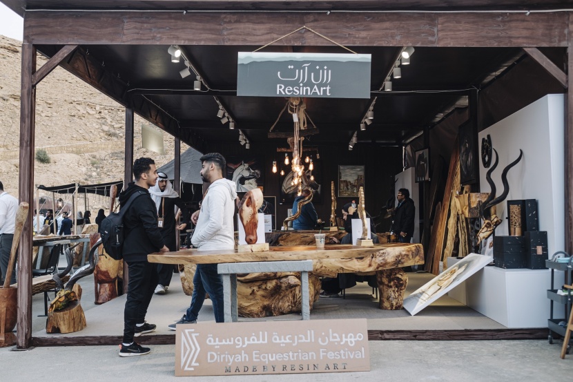 تظاهرة ثقافيّة وفنيّة وترفيهيّة تجذب جماهير مهرجان الدرعيّة للفروسيّة بين الأشواط