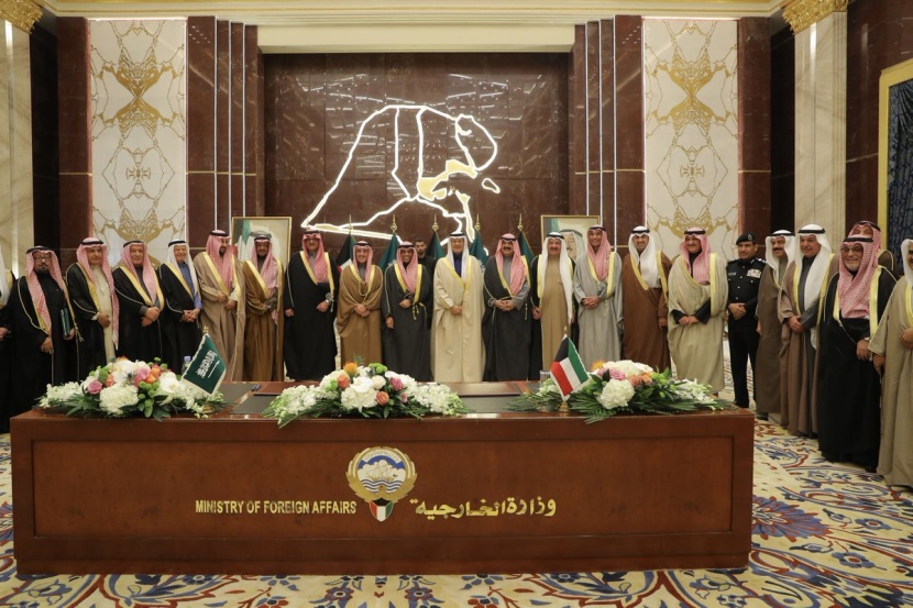 السعودية والكويت توقعان اتفاقية ملحقة لاتفاقية تقسيم المنطقة النفطية المحايدة