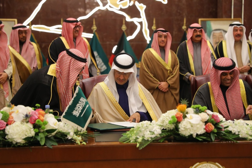 السعودية والكويت توقعان اتفاقية ملحقة لاتفاقية تقسيم المنطقة النفطية المحايدة
