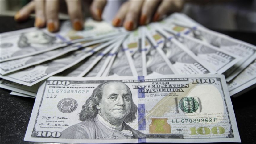 الدولار يتراجع بفعل بيانات أمريكية ضعيفة واتساع نطاق الحرب التجارية