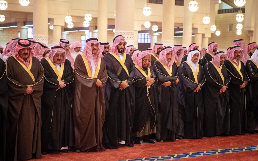 خادم الحرمين يؤدي صلاة الميت على الأمير متعب بن عبدالعزيز