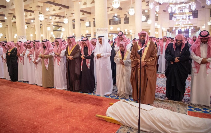 خادم الحرمين يؤدي صلاة الميت على الأمير متعب بن عبدالعزيز