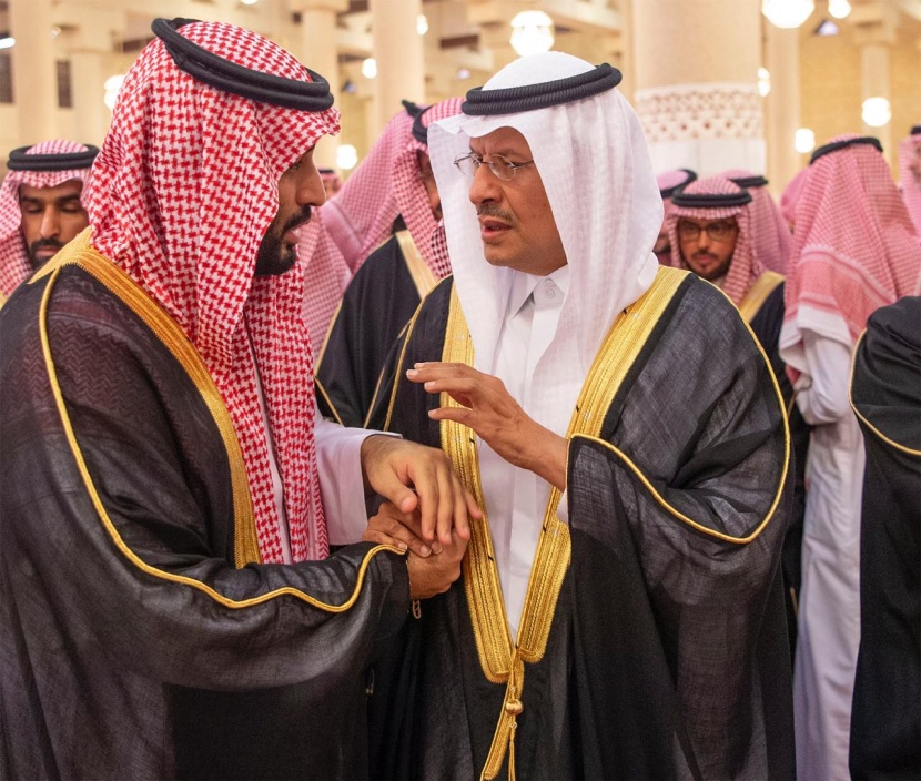 خادم الحرمين يؤدي صلاة الميت على الأمير متعب بن عبدالعزيز
