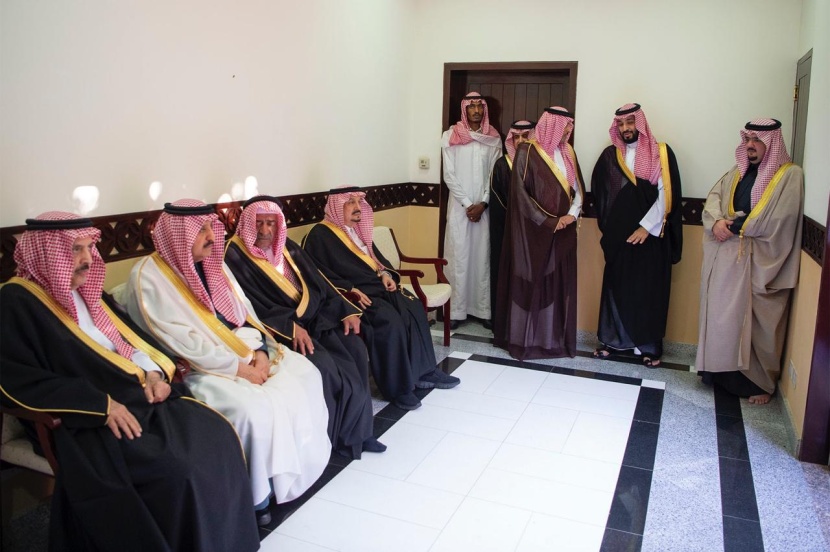 خادم الحرمين يؤدي صلاة الميت على الأمير متعب بن عبدالعزيز