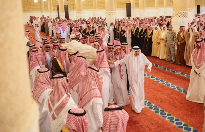 خادم الحرمين يؤدي صلاة الميت على الأمير متعب بن عبدالعزيز