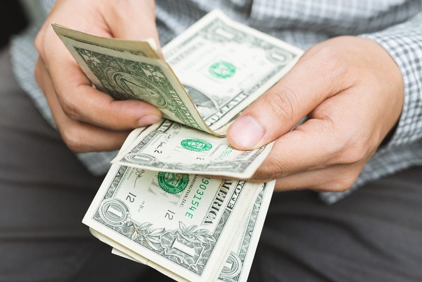 الدولار مستقر قبل اجتماعات بنوك مركزية والاسترليني يقفز