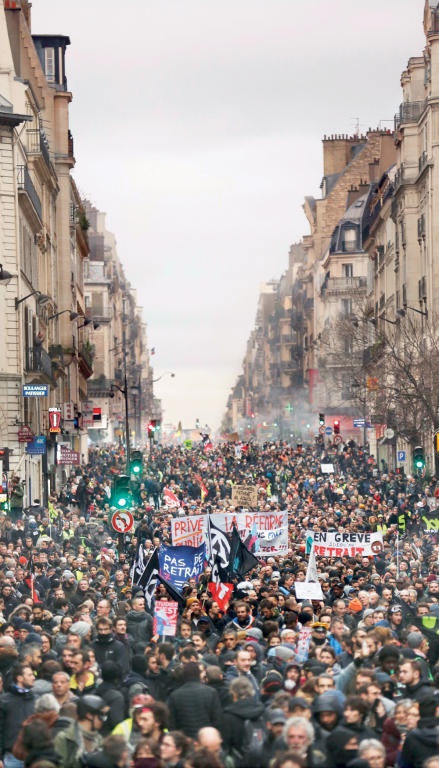 انضم الأطباء والمعلمون والمحامون وعمال القطارات إلى الإضرابات في فرنسا