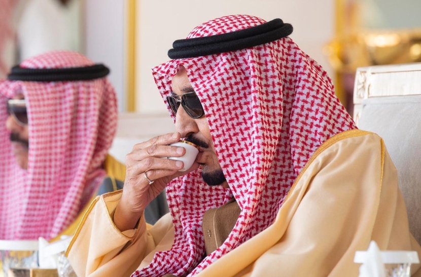 الملك يتوج أبطال مزاين الإبل وسباقات الهجن