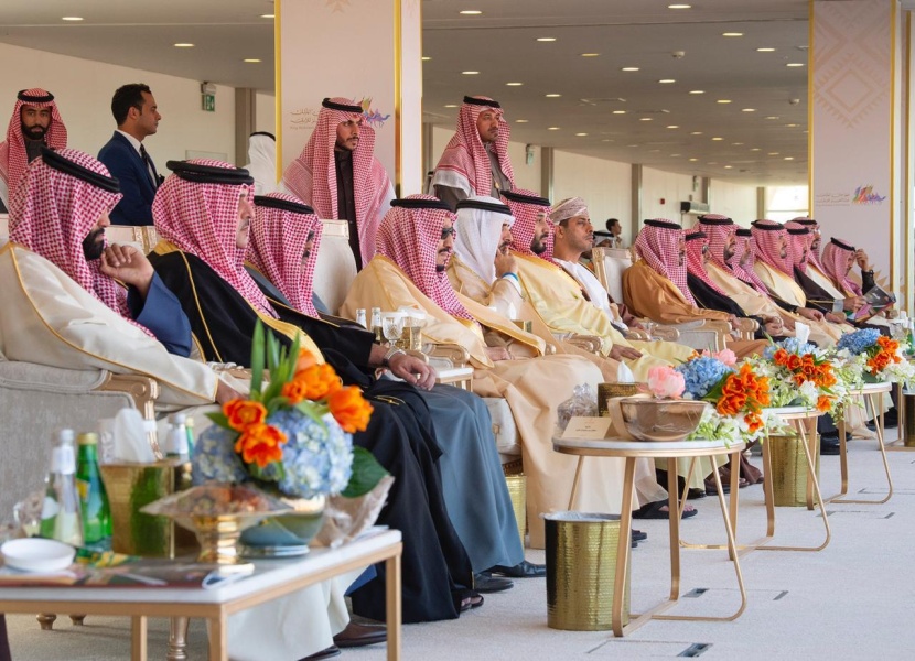 الملك يتوج أبطال مزاين الإبل وسباقات الهجن