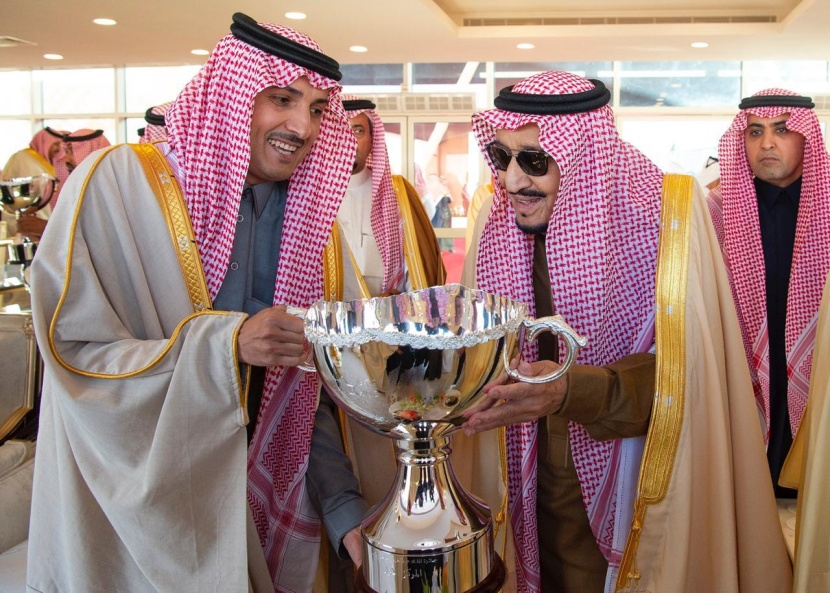 الملك يتوج أبطال مزاين الإبل وسباقات الهجن