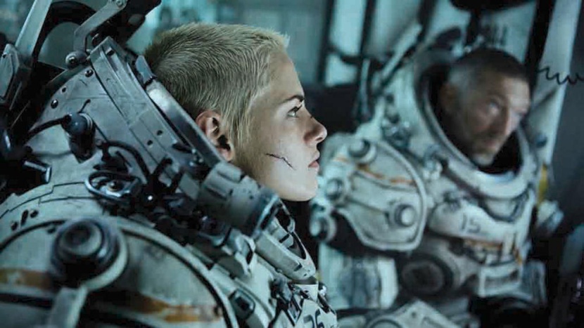 فيلم «تحت الماء» ..
من أصقاع الفضاء إلى أعماق البحار