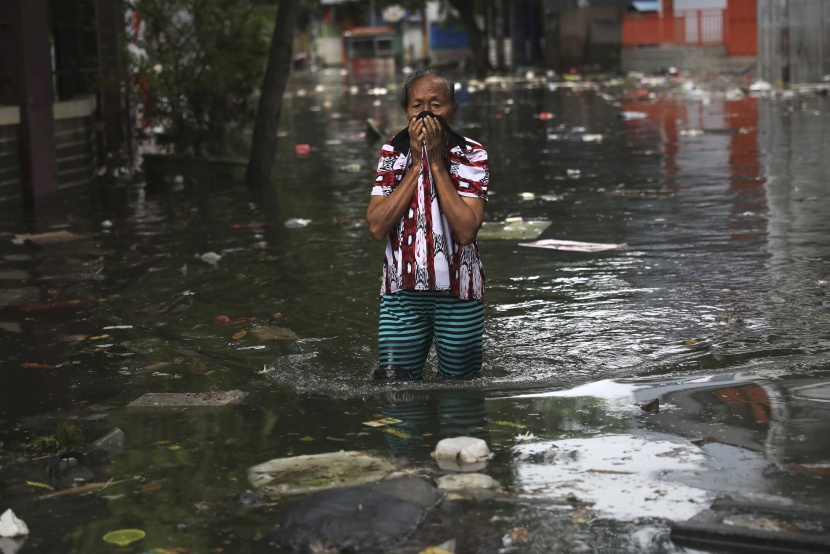 فرار أكثر من 400 ألف شخص جراء الفيضانات في إندونيسيا