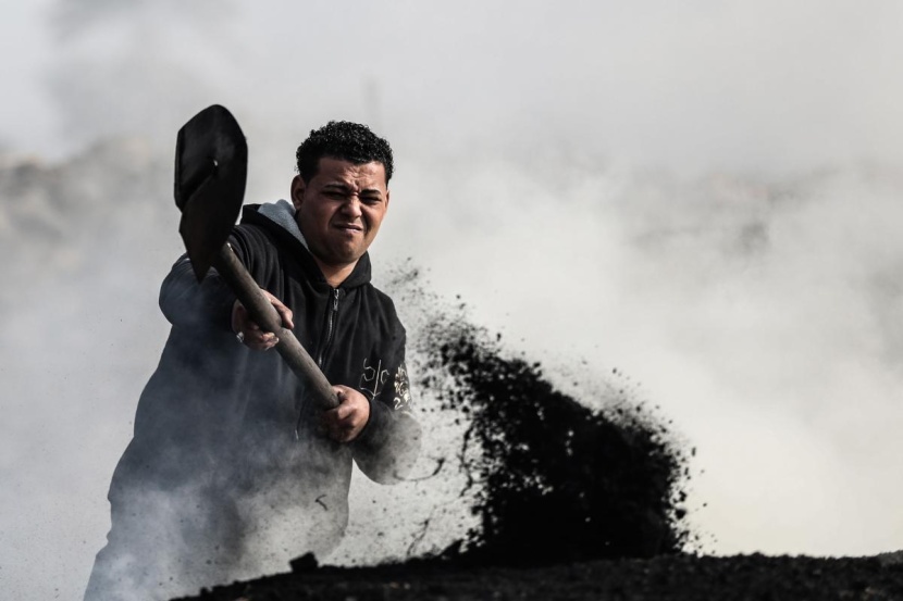 عمّال أفران الفحم في مصر يمشون على الجمر
