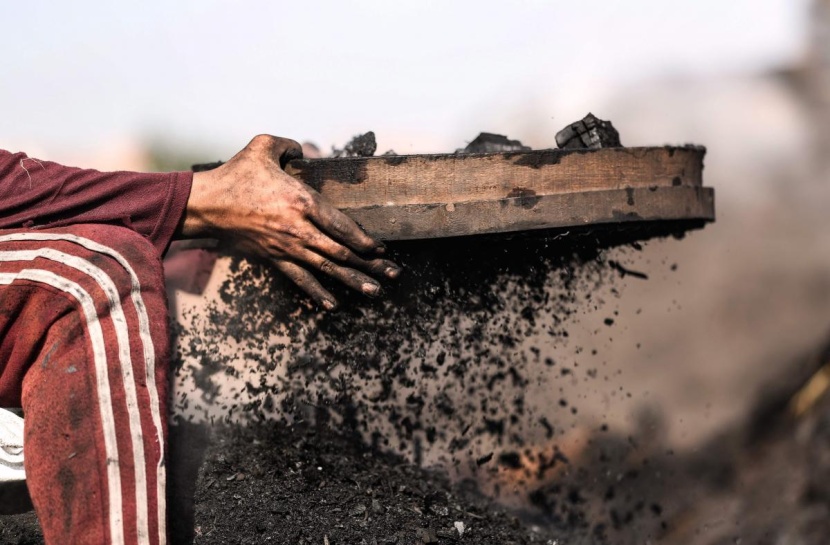 عمّال أفران الفحم في مصر يمشون على الجمر