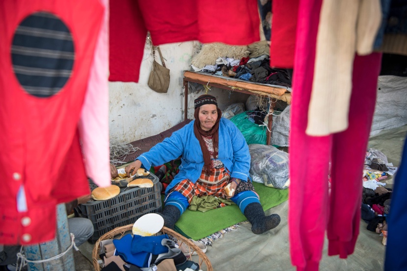 حمالات البضائع المغربيات ينتظرن البديل بعد وقف "التهريب المعيشي"