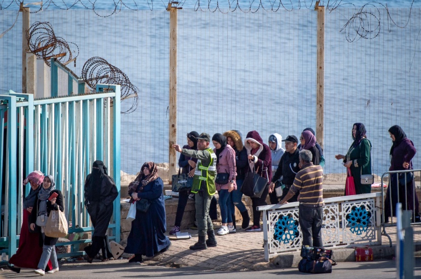 حمالات البضائع المغربيات ينتظرن البديل بعد وقف "التهريب المعيشي"