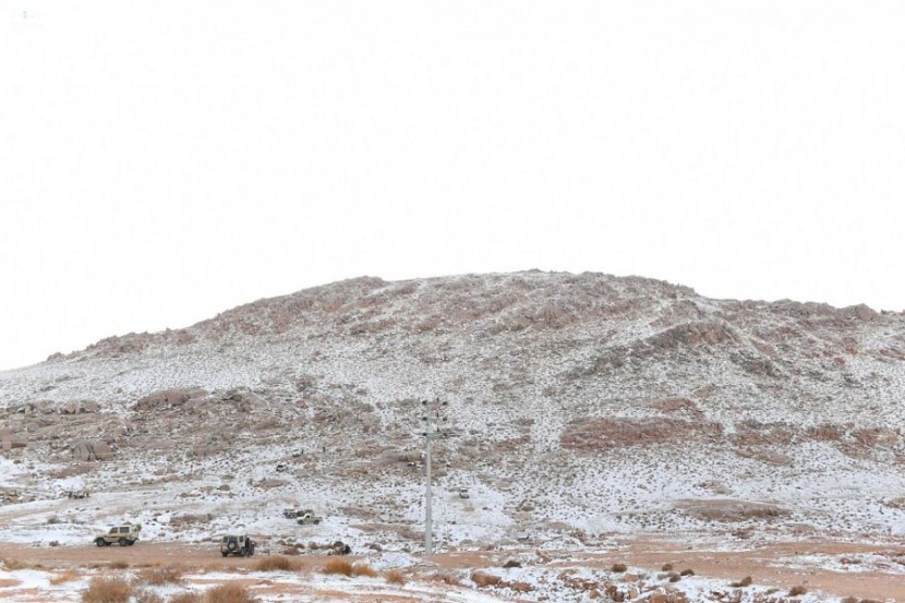 الثلوج تتساقط على قمم جبال اللوز في نيوم