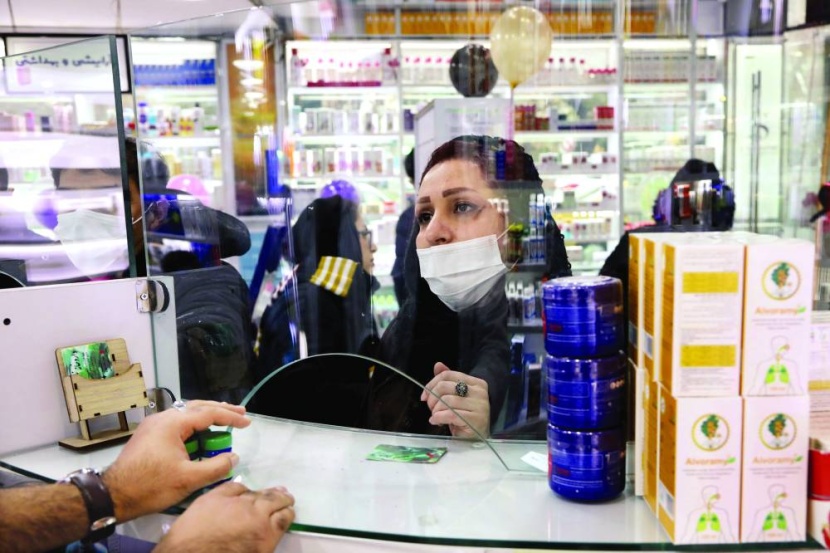  الريال الإيراني يهوي 10 % في أسبوع