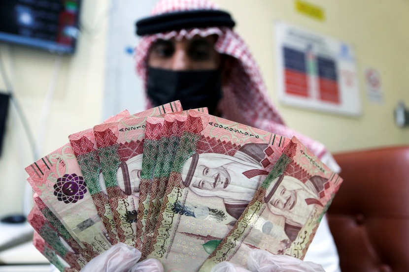 بسبب كورونا .. كمام وقفازات للتعامل مع الأوراق النقدية
