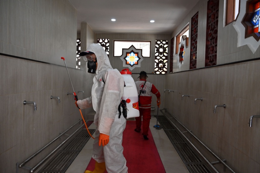 اندونيسيا تعقم المساجد لمواجهة انتشار فيروس كورونا