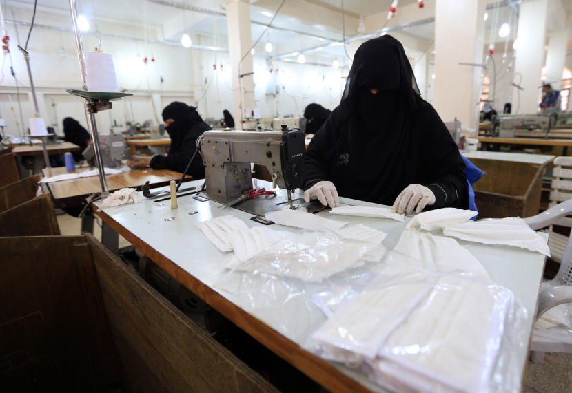 سيدات يعدن الحياة لمصنع يمني قديم لتصنيع كمامات لمواجهة "كورونا"