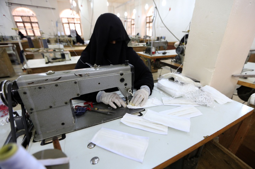 سيدات يعدن الحياة لمصنع يمني قديم لتصنيع كمامات لمواجهة "كورونا"