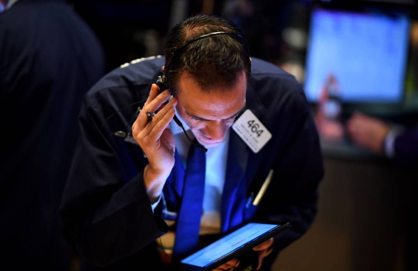 مخاوف "كورونا" تهبط بالأسهم الأمريكية رغم الإجراءات الطارئة