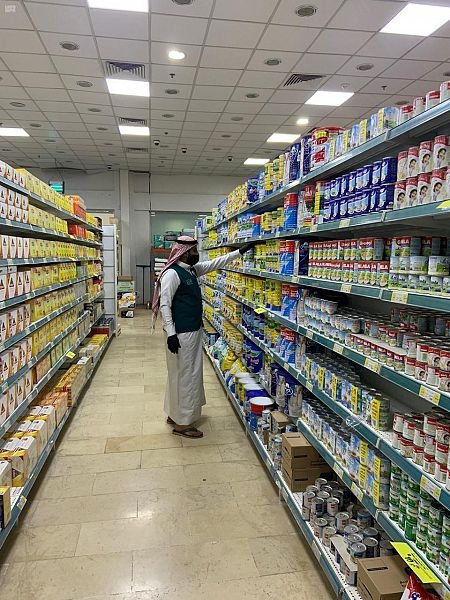 "التجارة" تقف على استمرارية أعمال المنشآت المستثناة في تقديم خدماتها للمستهلكين