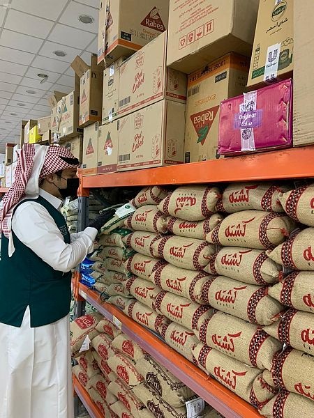 "التجارة" تقف على استمرارية أعمال المنشآت المستثناة في تقديم خدماتها للمستهلكين