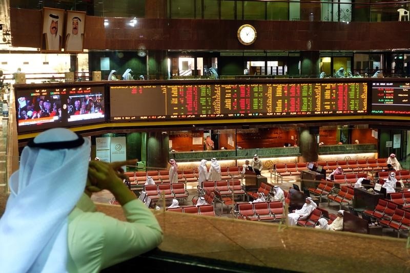 تراجع معظم أسهم الخليج الرئيسية والبنوك تدعم بورصة السعودية