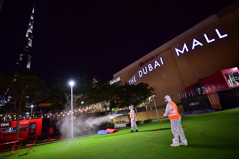 الإمارات تواصل تعقيم الأماكن العامة للحد من انتشار كورونا